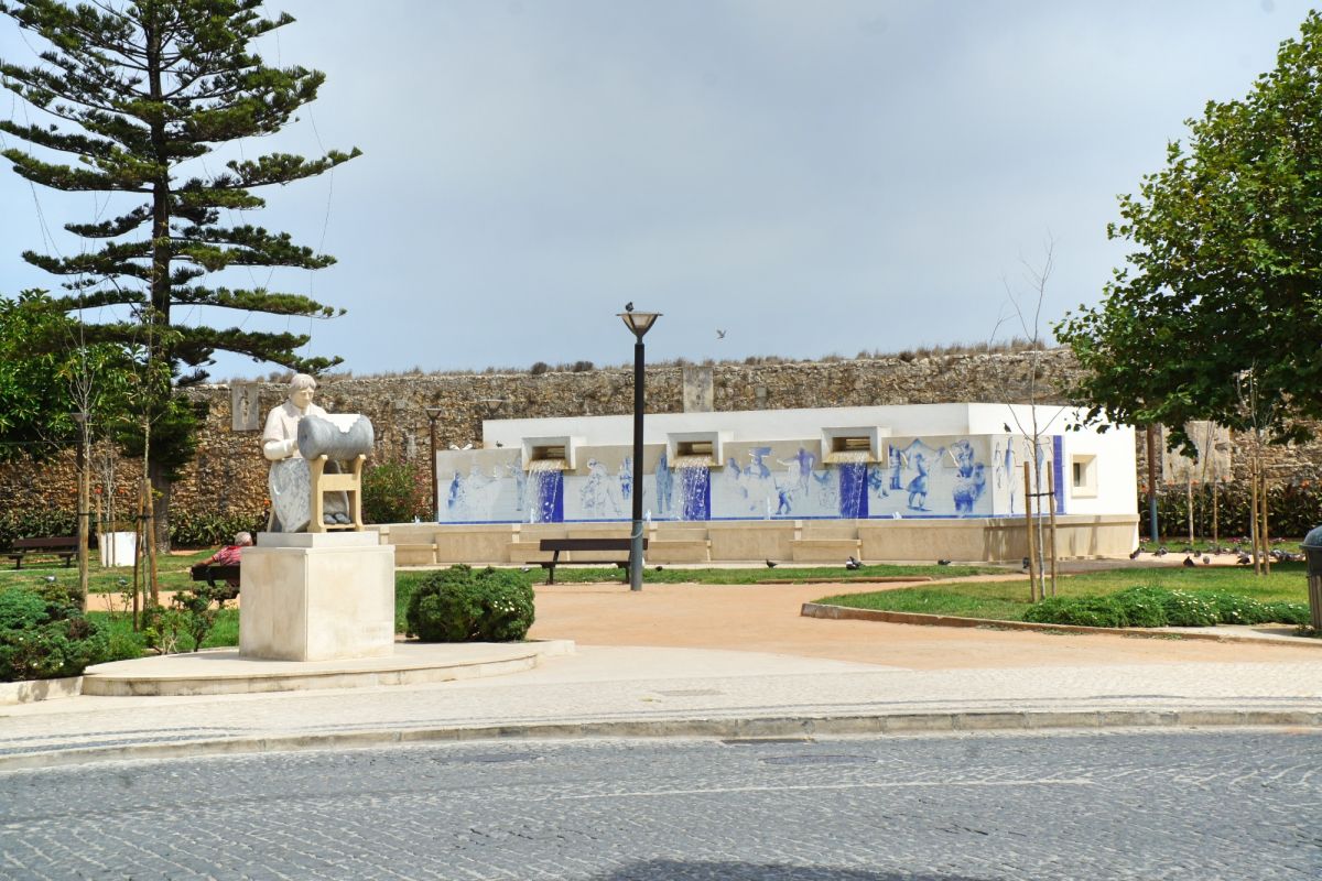 Памятник кружевнице