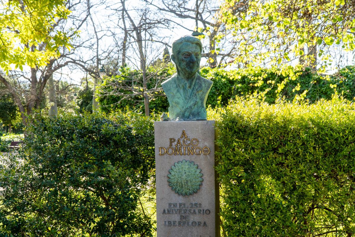 Статуя Пако Доминго