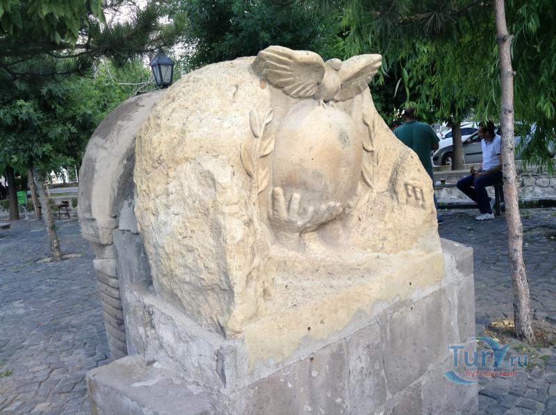 Памятник голубю в Гёреме