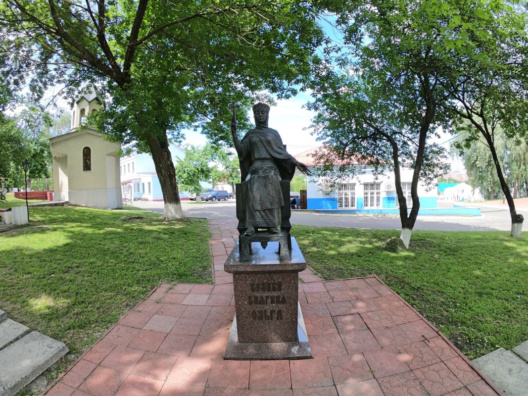 Памятник Княгине Ольге на территории Межрегиональной академии управления персоналом