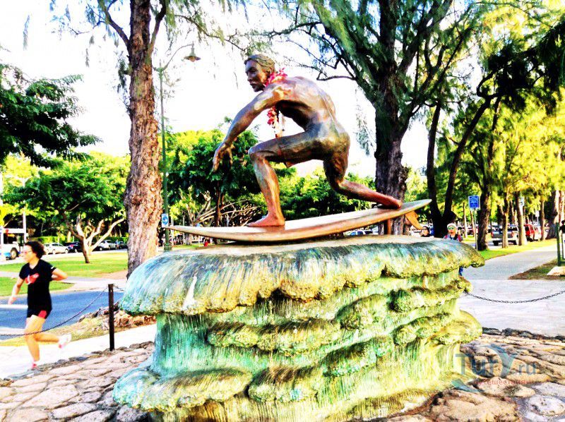 Скульптура Серфера на волне (Surfer on a wawe) на Вайкики