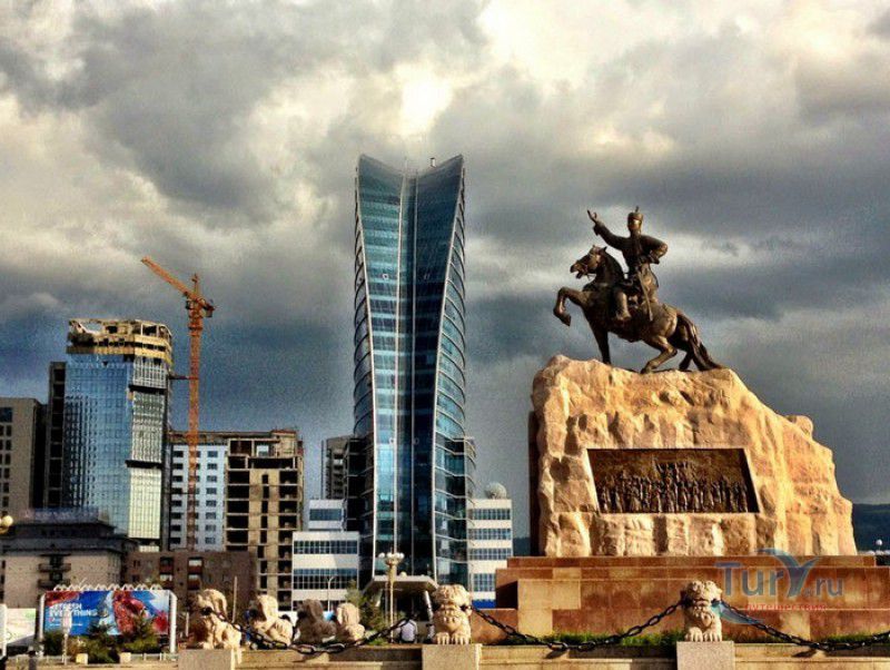 Памятник Сухэ-Батору