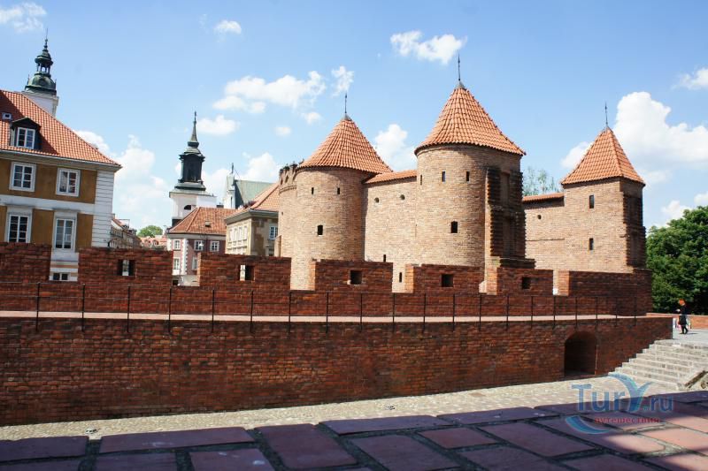 Барбакан и оборонительные стены