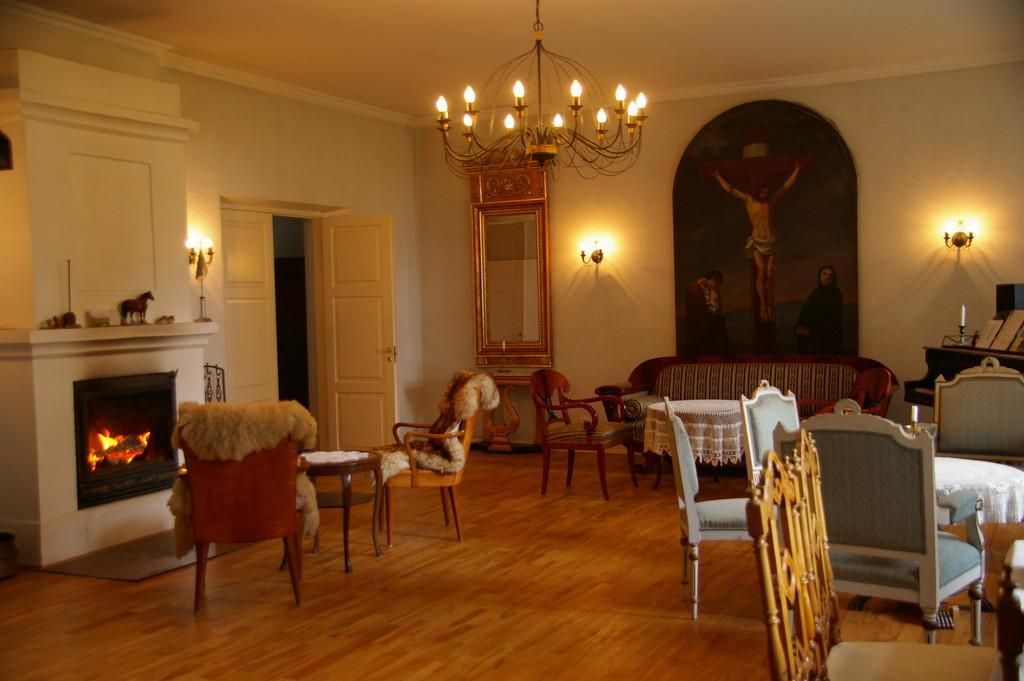 Усадьба Тори и алтарные картины