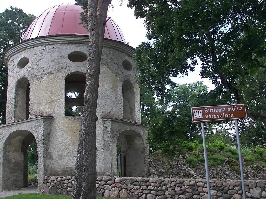 Воротная башня мызы Сутлема