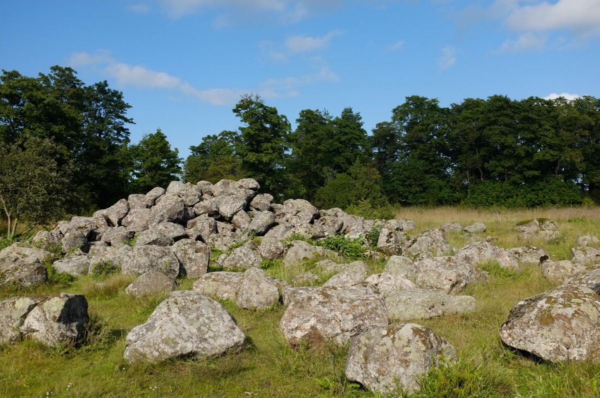 Древние могильники Сууремыйза