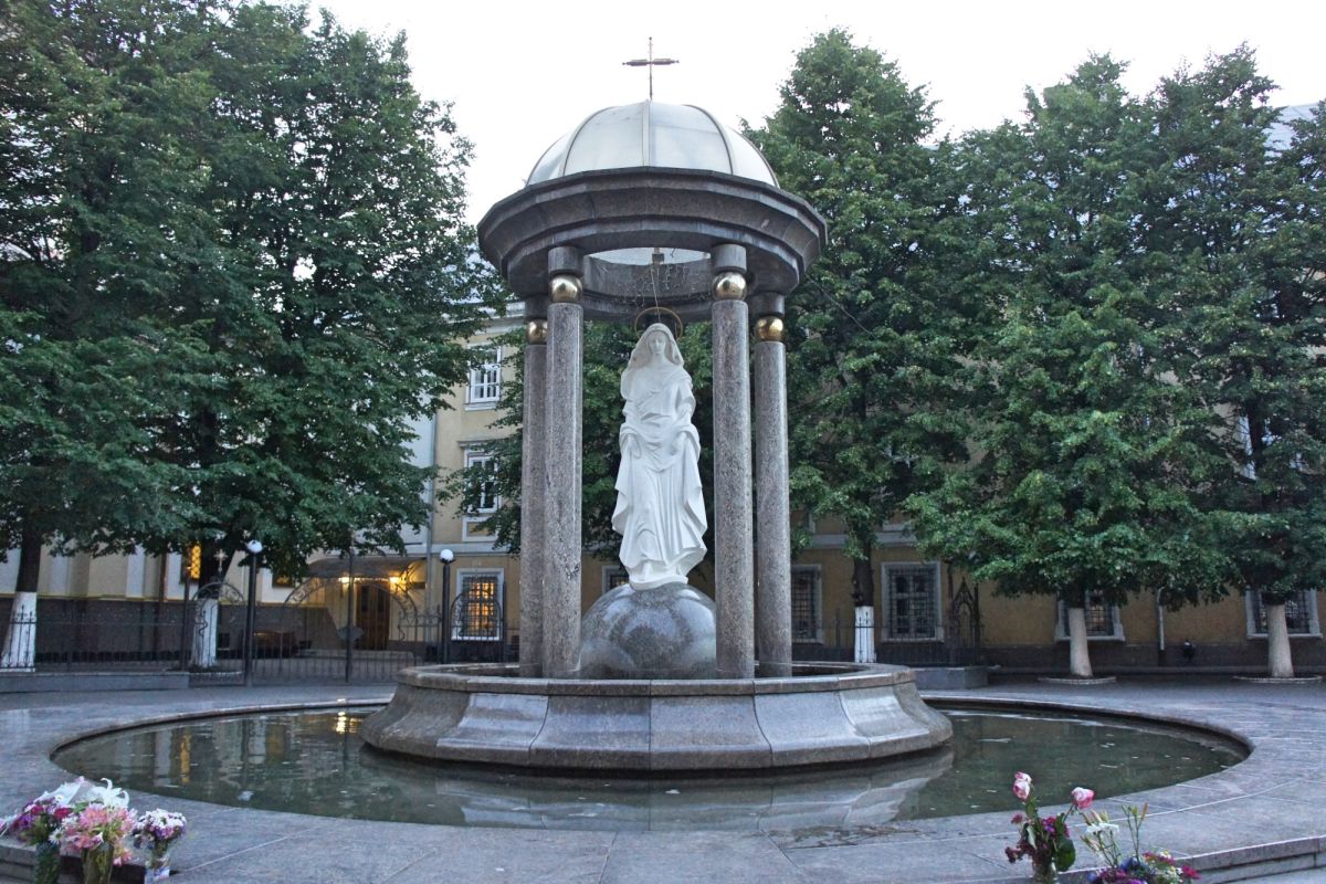 Фонтан со статуей Пресвятой Девы Марии