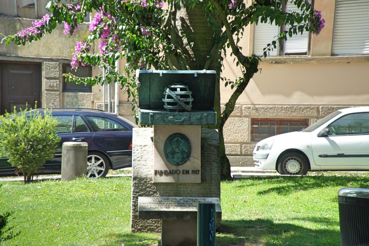 Памятник молодому специалисту по продажам