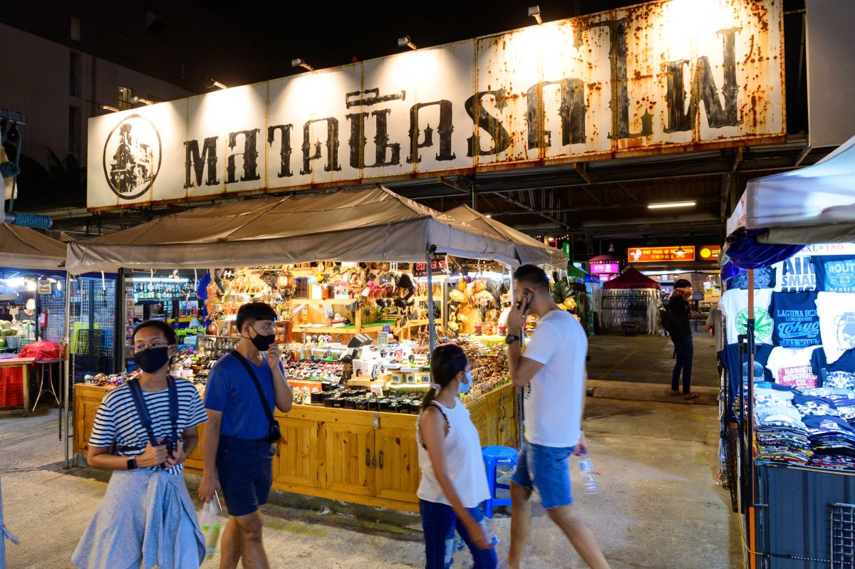 Ночной железнодорожный рынок Ратчада в Бангкоке