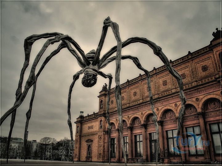 Скульптура паучихи Маман в Токио