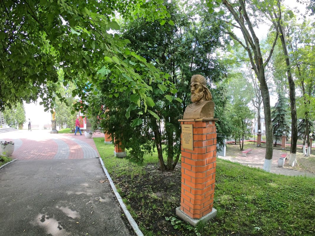 Памятник Зороастру (Заратустре) на территории МАУП