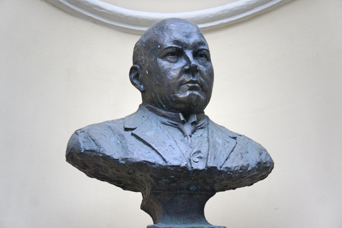 Памятник профессору Владасу Юргутису