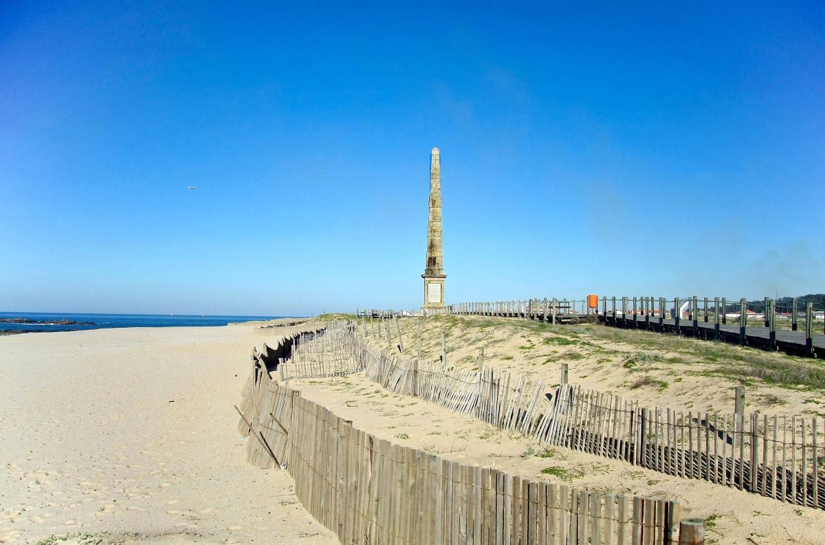 Пляж «Прайя-да-Мемория»