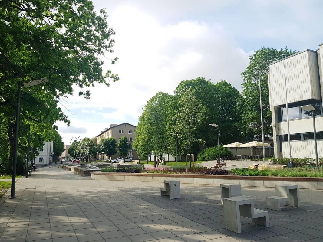 Памятник Юрию Лотману