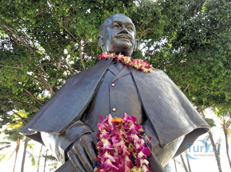 Памятник Принцу Кухио (Prince Jonah Kuhio) в Гонолулу
