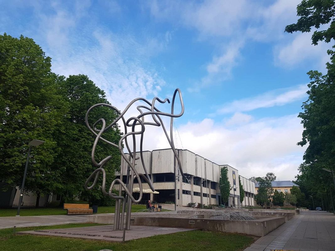 Памятник Юрию Лотману