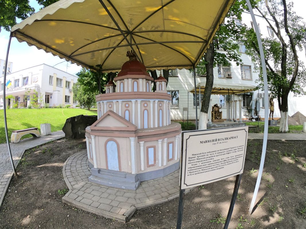 Скульптура Мавзолей в Галикарнасе на территории МАУП