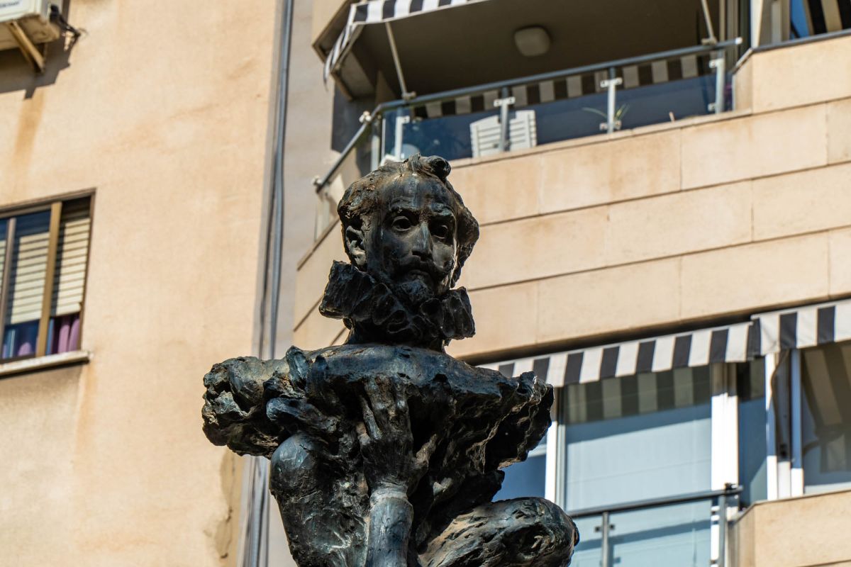 Статуя Сервантеса в Валенсии