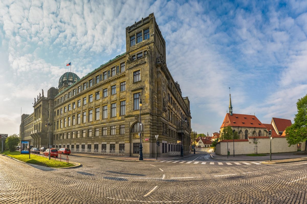 С Летной - на Старое Место: Против течения времени – к скрытому саду