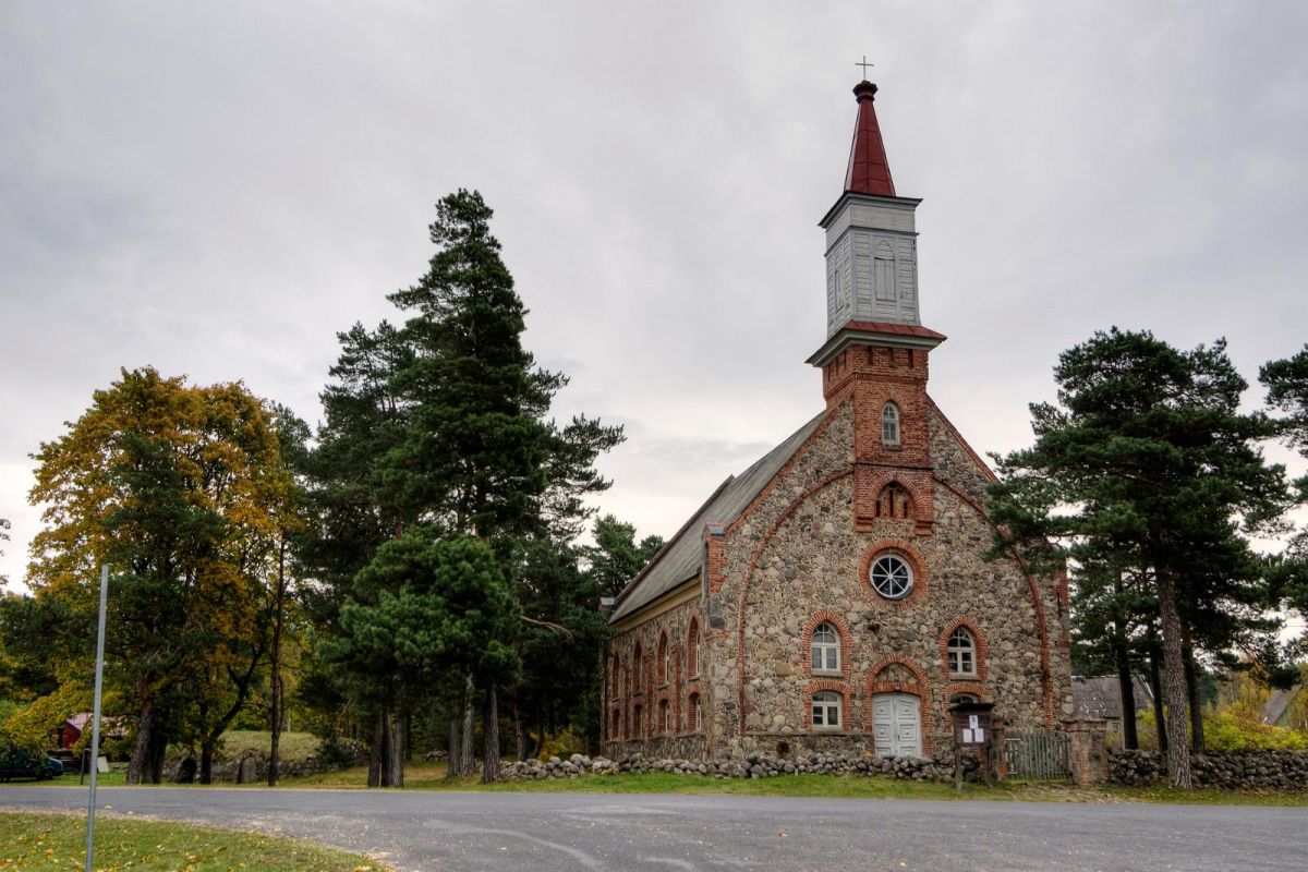 Лютеранская церковь св. Михаила в Хяэдемеэсте