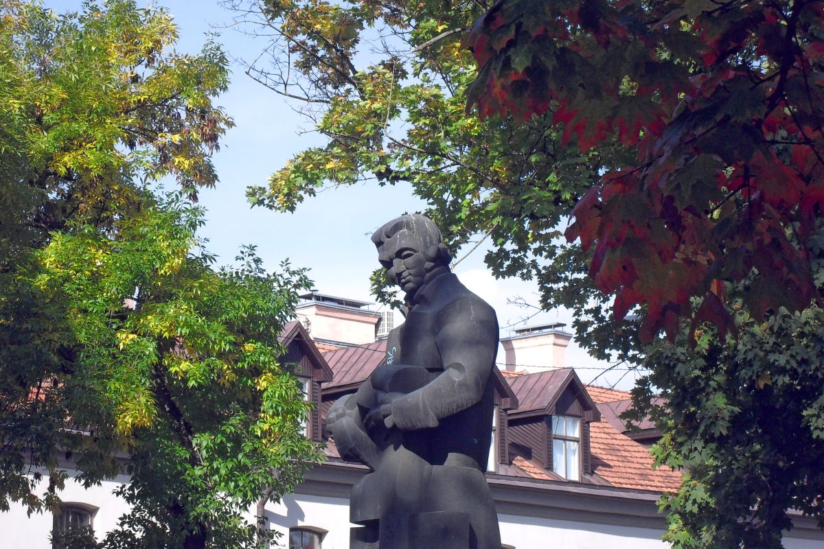 Памятник Лауринасу Гуцявичюсу