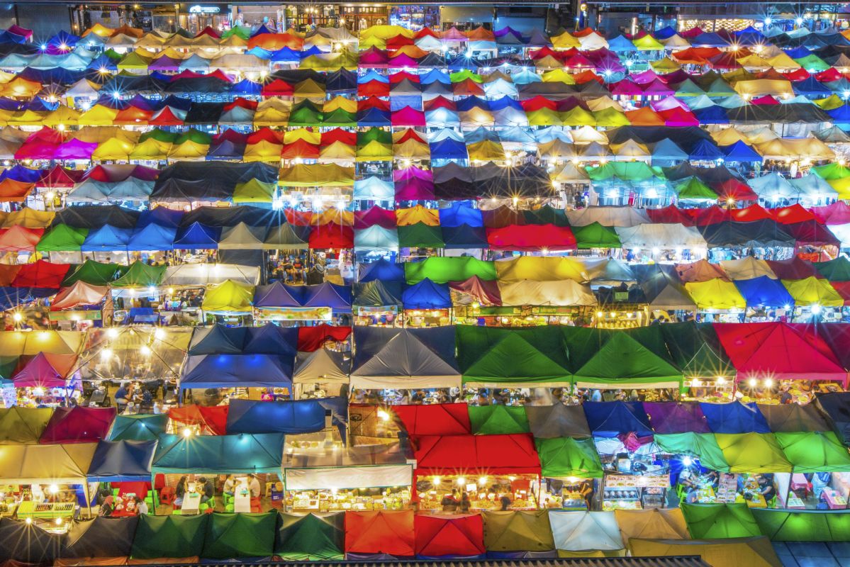 Ночной железнодорожный рынок Ратчада в Бангкоке