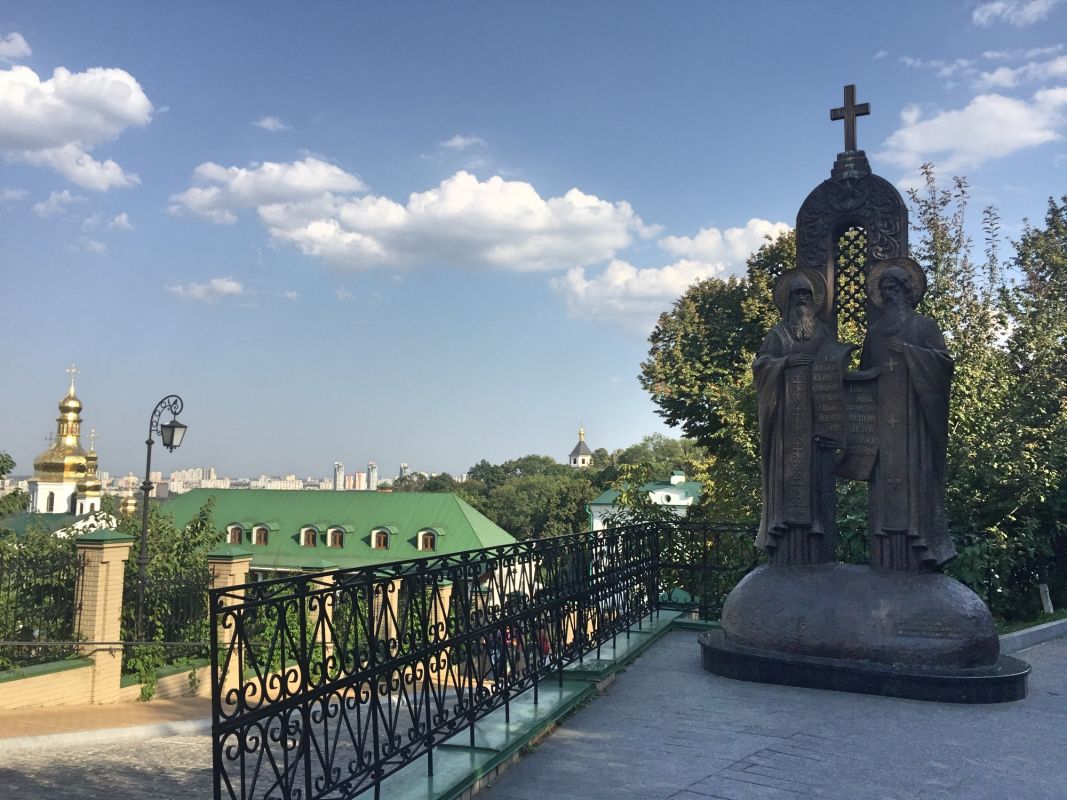 Памятник преподобным Антонию и Феодосию в Киево-Печерской Лавре