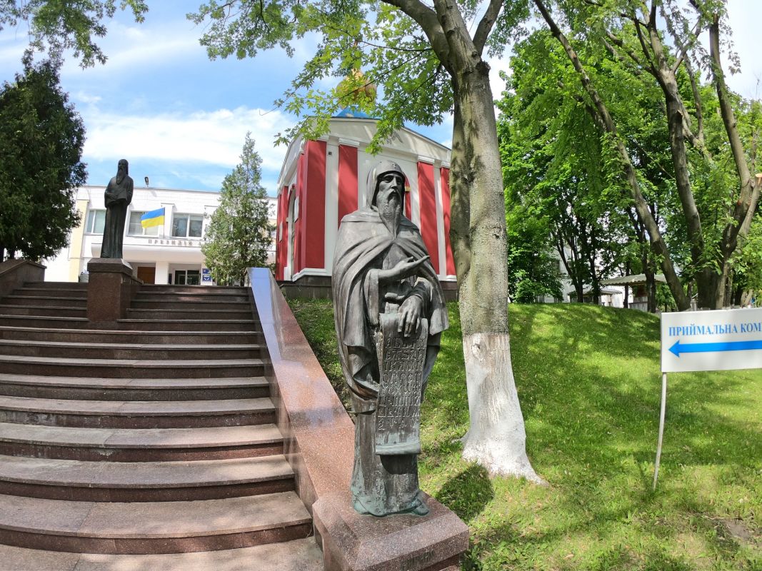 Памятник Нестору Летописцу на территории Межрегиональной академии управления персоналом