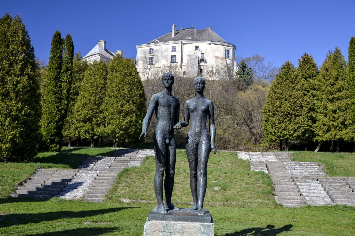 Парк у Олесского замка