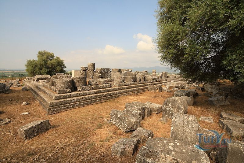 Древний Храм Зевса в Стратосе