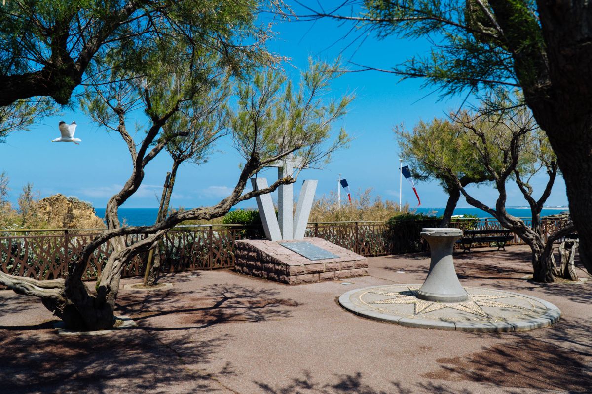 Памятник генералу де Голлю