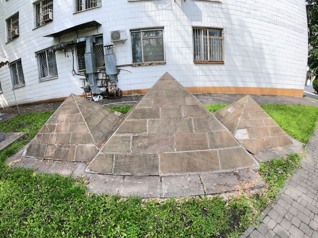 Скульптура Египетские пирамиды на территории МАУП