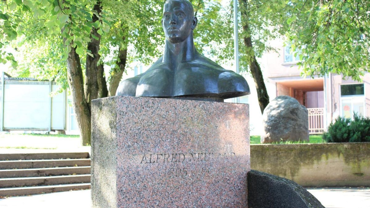 Памятник Альфреду Нейланду