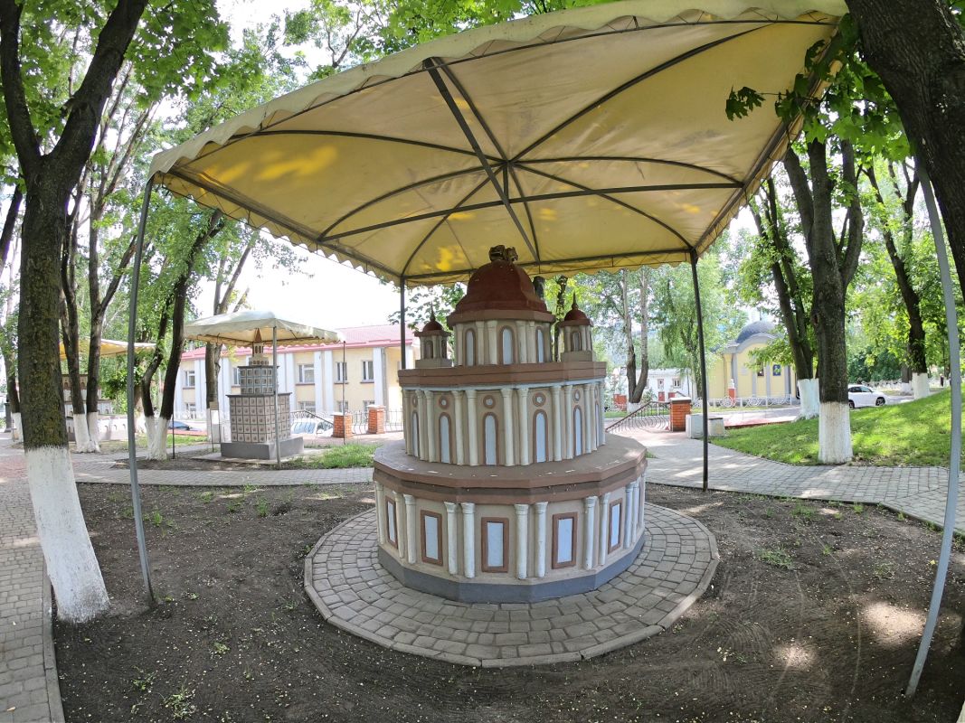 Скульптура Мавзолей в Галикарнасе на территории МАУП