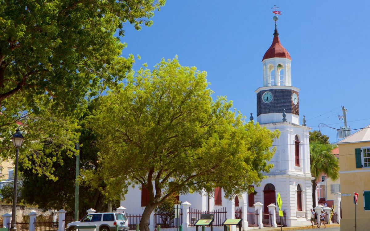 Старинное Здание с Колокольней