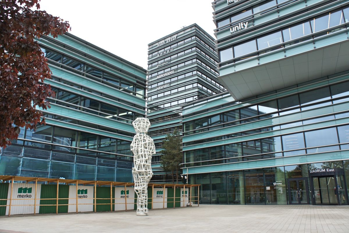 Скульптура у здания DNB