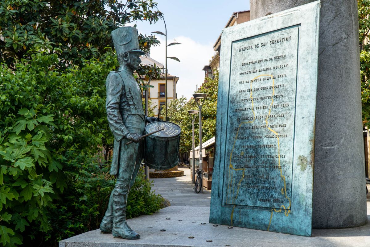 Памятник барабанщику