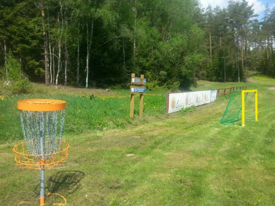 Дорожка для диск-гольфа в центре отдыха и лыжного спорта Валгехобусемяэ