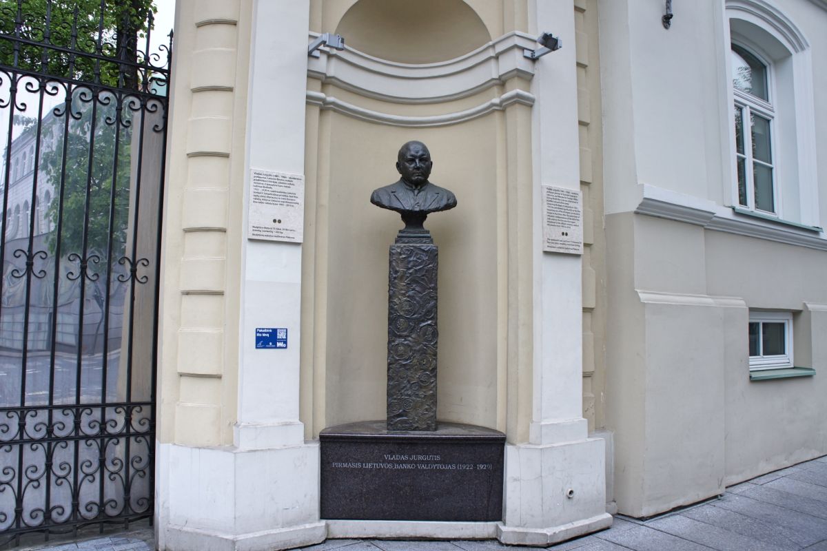 Памятник профессору Владасу Юргутису