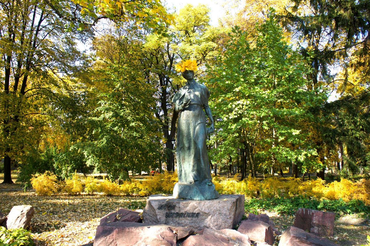 Памятник Украинке Лесе напротив Мариинского дворца