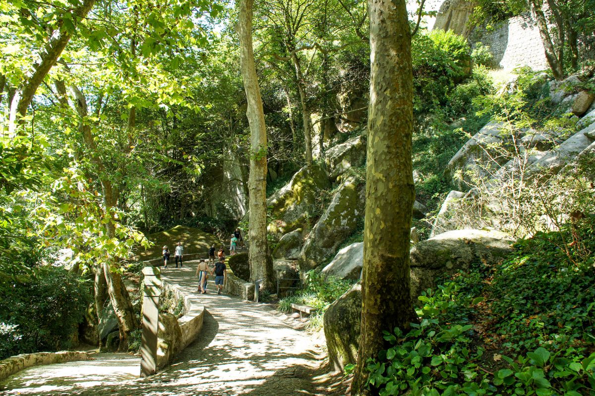 Руины исламских домов на территории Замка Мавров в Синтре