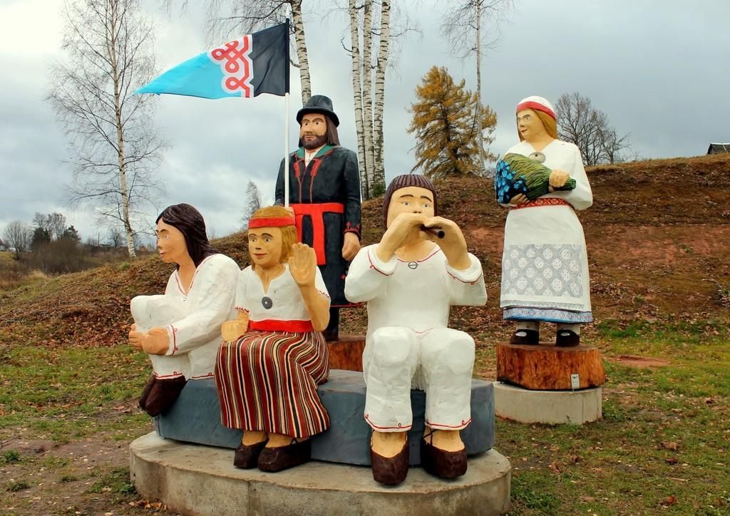 Деревянные скульптуры в Мульгимаа