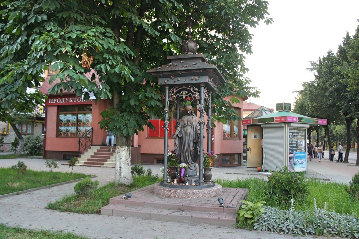 Статуя Девы Марии