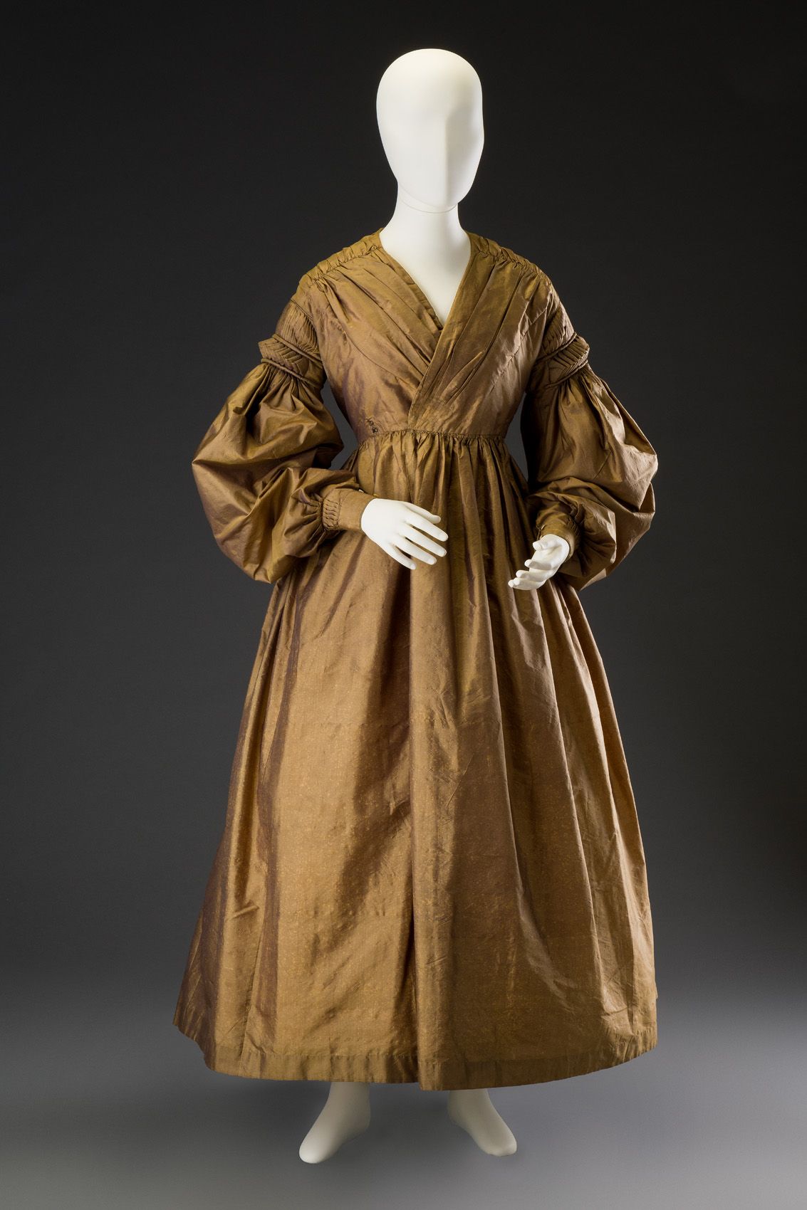 Выставка ИСКУССТВО, ЖИЗНЬ в музее декоративно-прикладного искусства