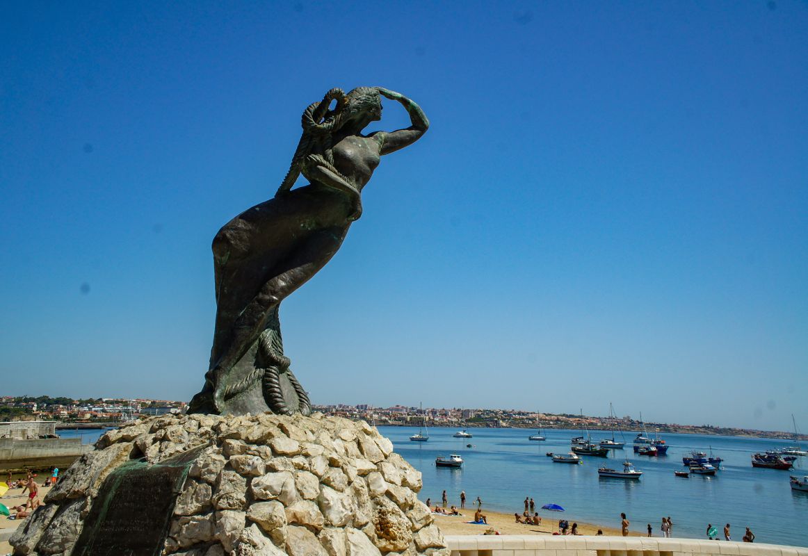 Памятник терпеливым жёнам моряков