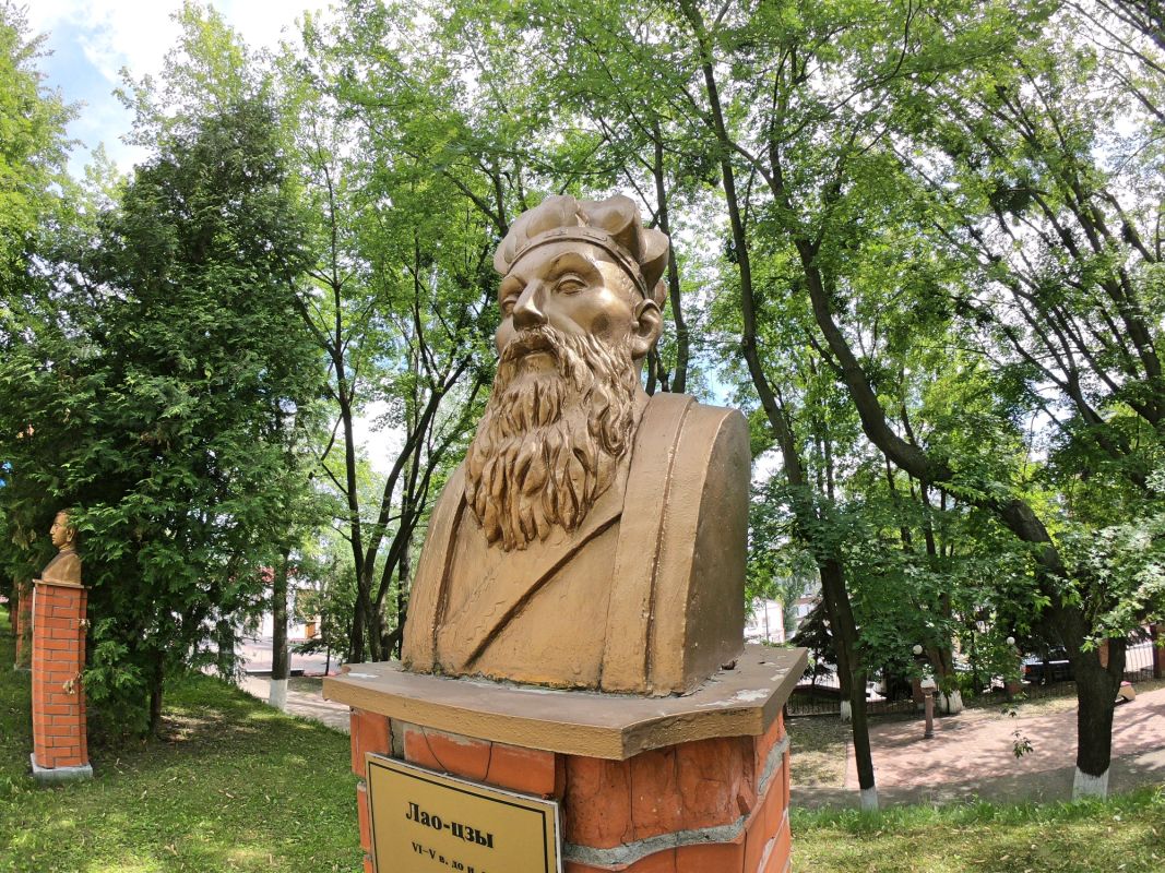 Памятник Лао-Цзы на территории Межрегиональной академии управления персоналом