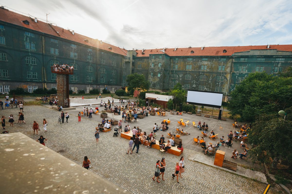 Казарма Карлин