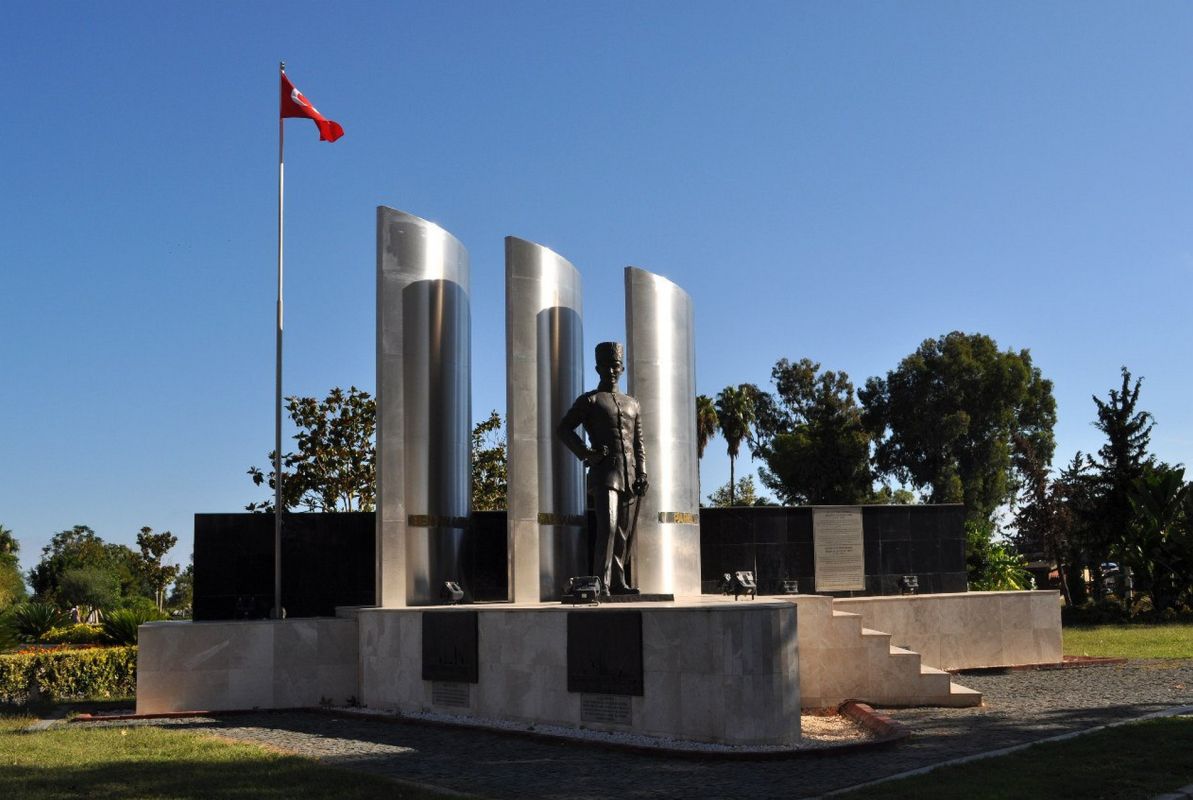 Памятник Мустафе Эртургулу Акеру в Кемере 