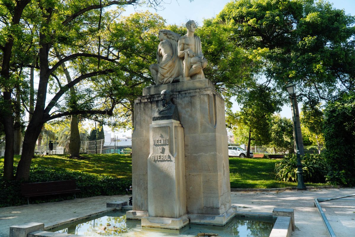 Памятник Висенте В Керолю