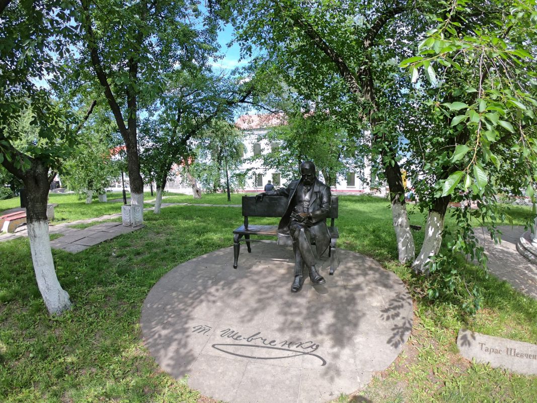 Памятник Шевченко Т.Г. на территории Межрегиональной академии управления персоналом